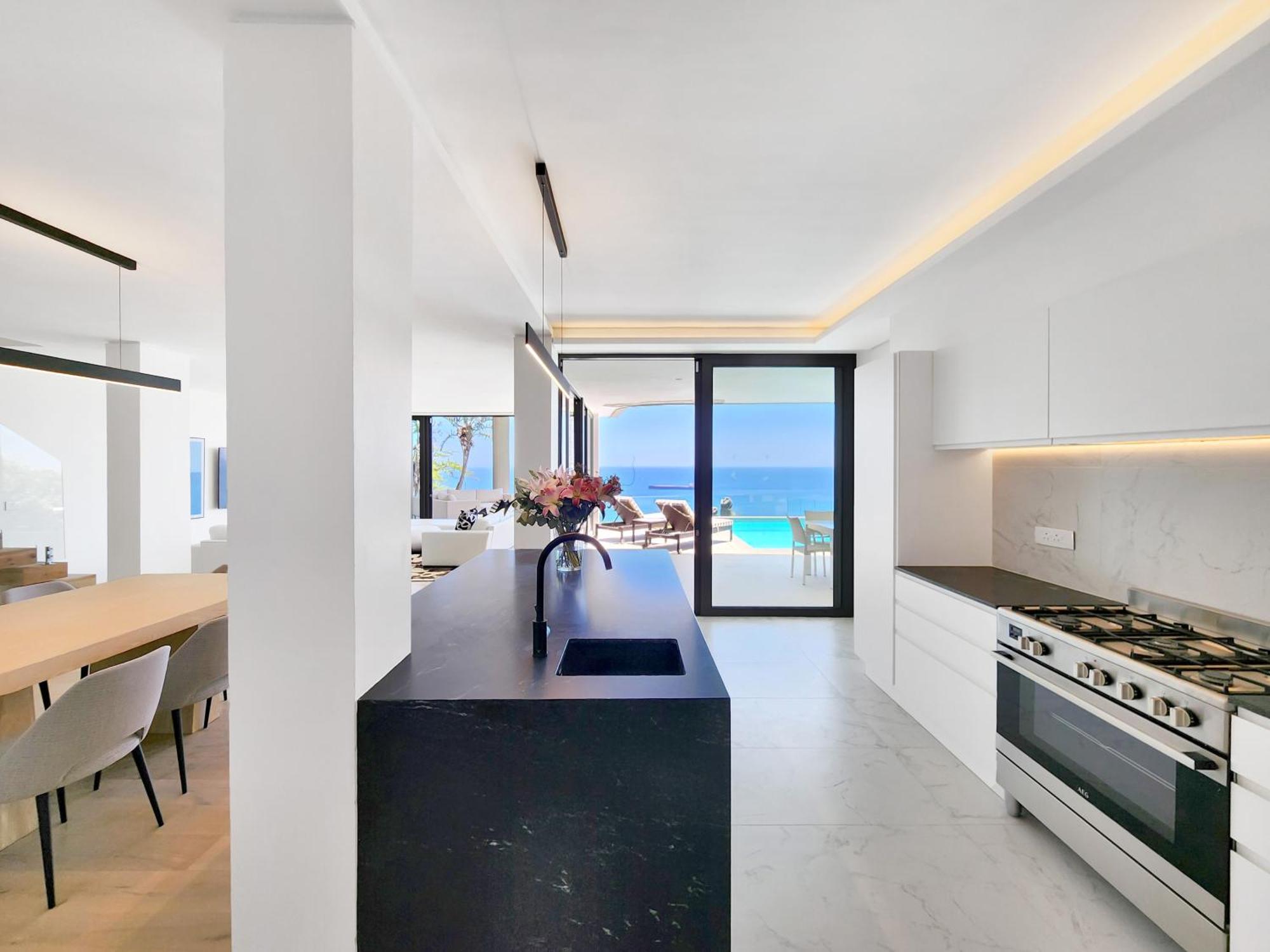 Ocean Bantry Bay - Private Pool, Sea View, Newly Refurb Apartment