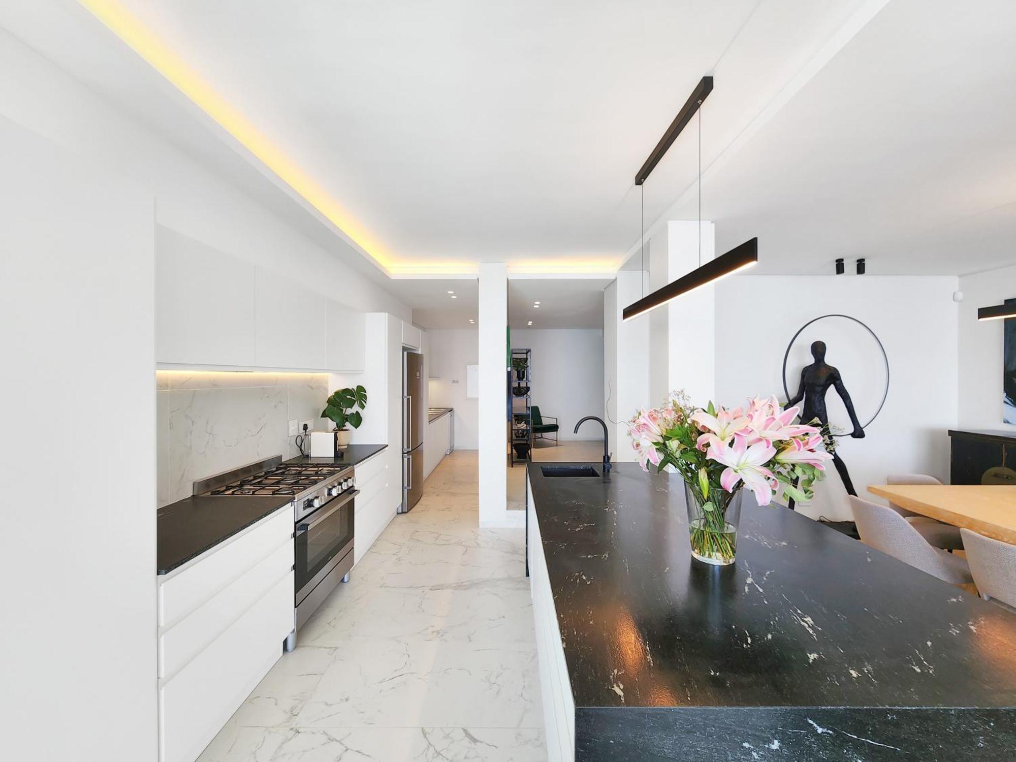 Ocean Bantry Bay - Private Pool, Sea View, Newly Refurb Apartment *