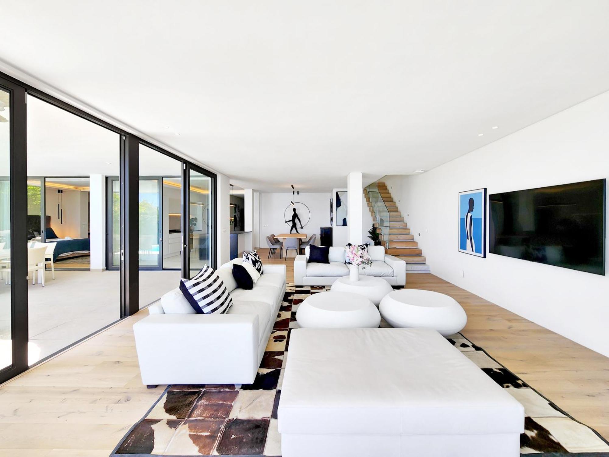 Ocean Bantry Bay - Private Pool, Sea View, Newly Refurb Apartment